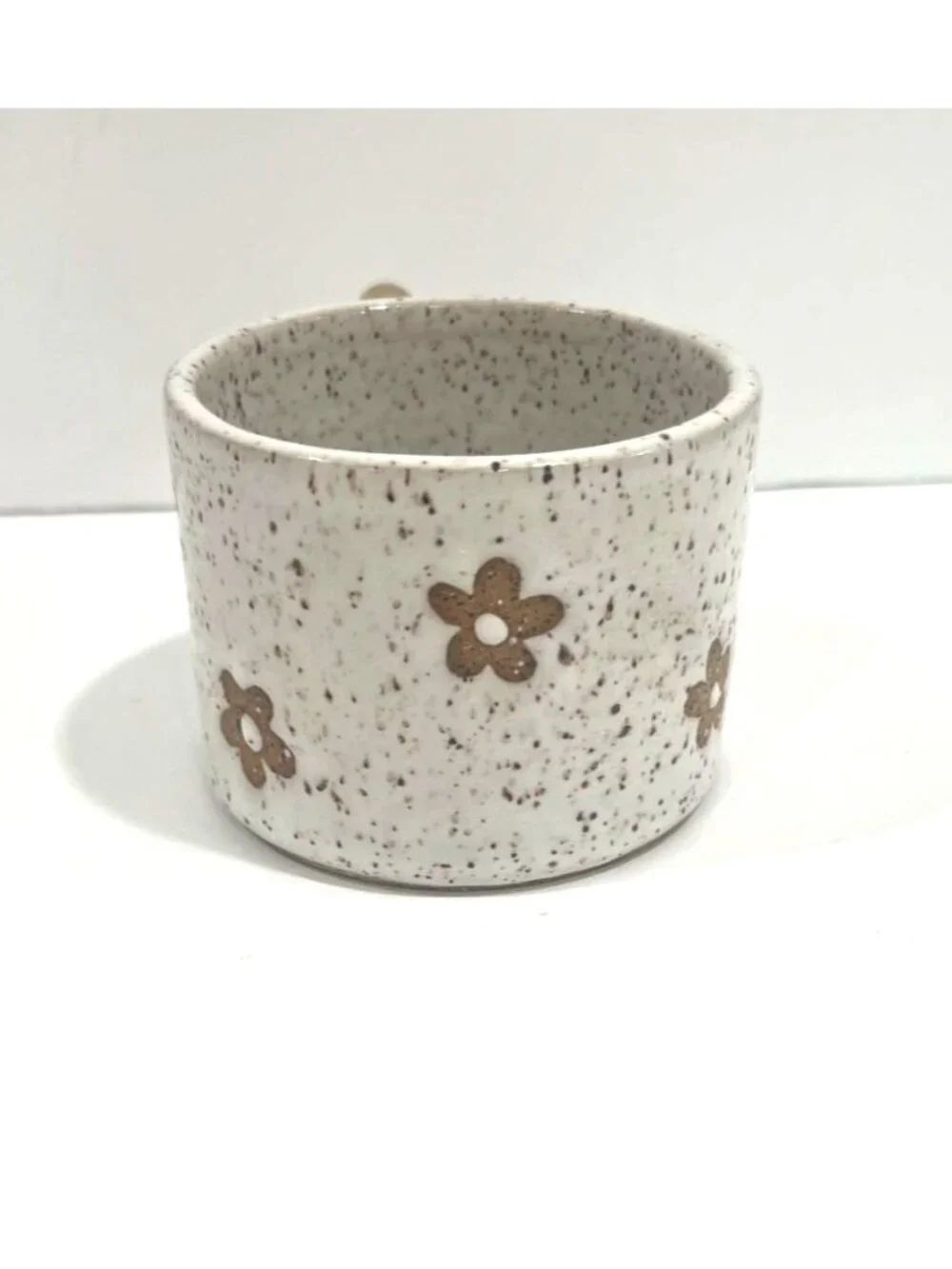 Ceramic Daisy Wide Loop Handle Coffee Mug Speckled Floral Design Beige White